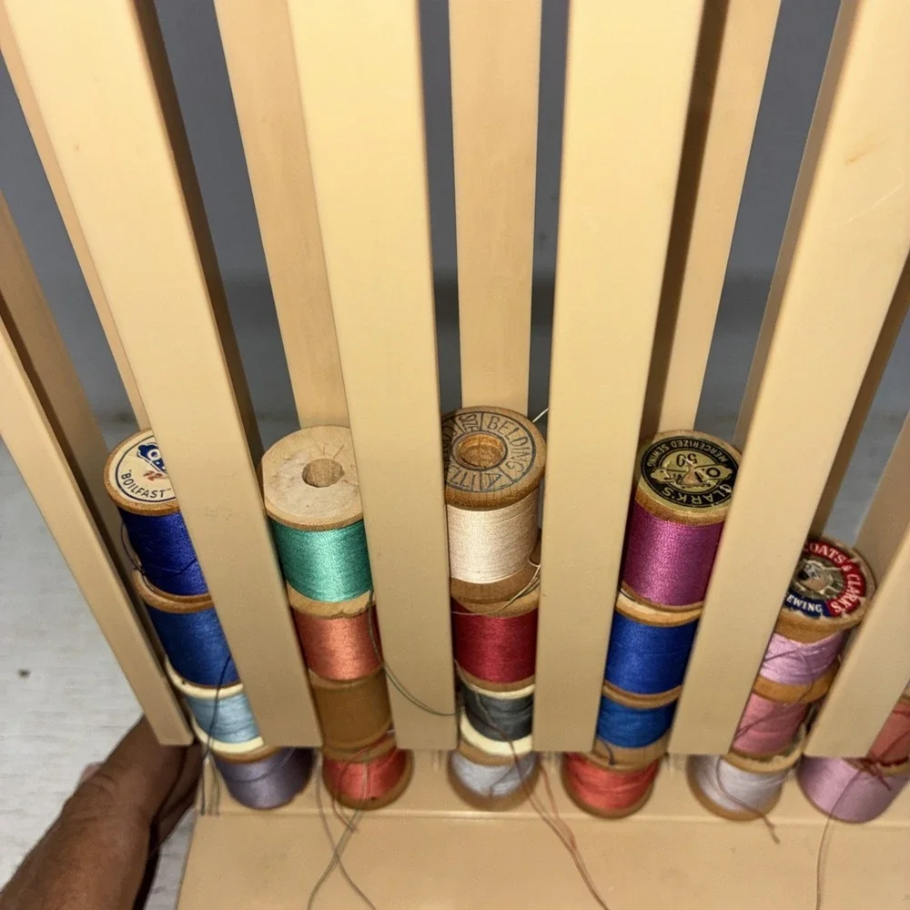 Vintage Plastic Thread Holder With 21 Vtg Small Spools Of Thread (coats, Clark)